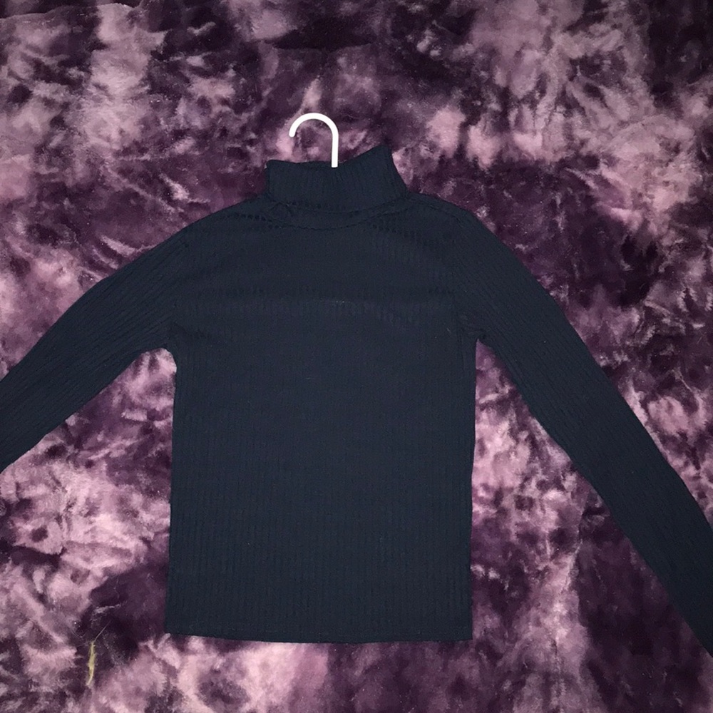 Navy blue slightly cropped turtleneck.💙